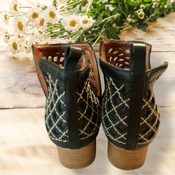 ‼️JEFFREY CAMPBELL TAGGART BLACK CUTOUT BOOTIES - Picture 4 of 6